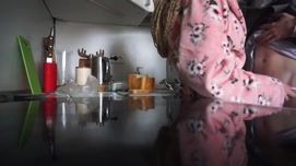 Кадр 2 с порно видео Жена отсасывает хуй на кухне ночью