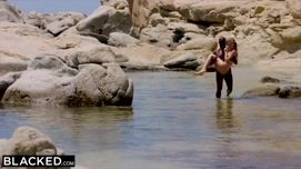Кадр 3 с порно видео Минет от симпатичной женщины на берегу моря