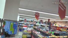 Кадр 4 с порно видео Развратная блондинка прямо в магазине делает минет