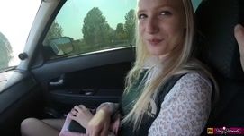 Кадр 2 с порно видео Молодая девушка расплачивается с водителем натурой