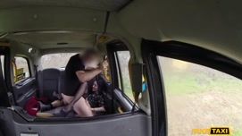 Кадр 5 с порно видео Секс с девушкой в чулках на заднем сидении автомобиля