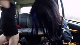 Кадр 6 с порно видео Секс с девушкой в чулках на заднем сидении автомобиля