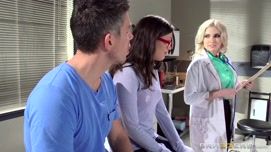 Кадр 2 с порно видео Пациент трахает грудастую докторшу в больнице на глазах жены