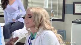 Кадр 3 с порно видео Пациент трахает грудастую докторшу в больнице на глазах жены