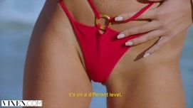 Кадр 2 с порно видео Лысый трахается с молодой красоткой на берегу моря