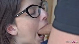 Кадр 6 с порно видео Потрясающий анал с худой девушкой в очках