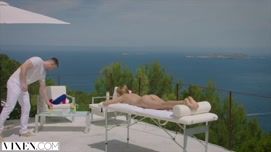 Кадр 3 с порно видео Жаркая красавица возле берега моря соблазнила массажиста