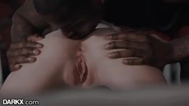 Кадр 3 с порно видео Сильный негр трахает красотку в попку и вагину