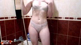 Кадр 3 с порно видео Молодая русская мамочка моет в ванной между ножек