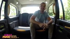 Кадр 3 с порно видео Девушка таксист трахается с клиентом секс в Англии